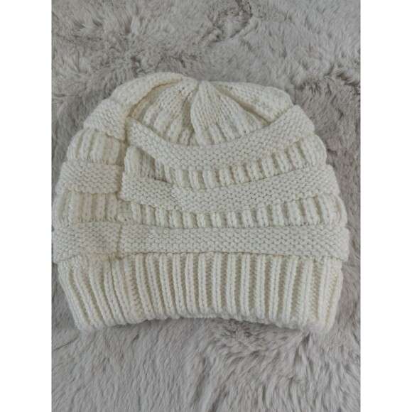 CC Beanie Ivory Chunky Knit Snow Hat Womens Cap Excellent Winter Cute - Picture 1 of 2